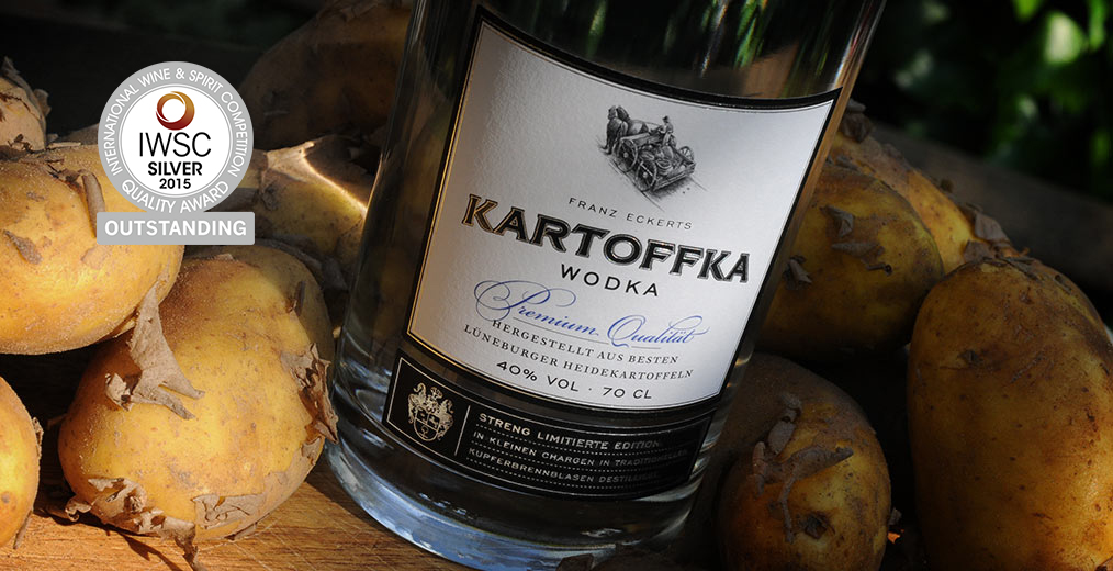 Kartoffka Flasche zwischen Kartoffeln